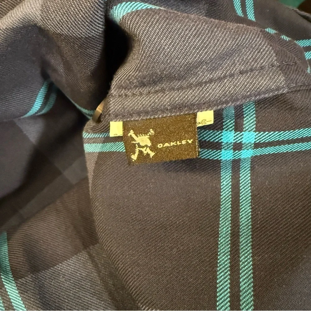 Like New Oakley Longsleeve Woven Button Down Shirt